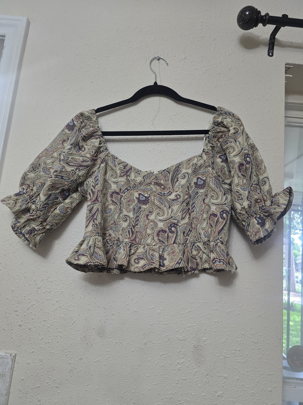 Jacqui E Paisley Puff-Sleeve Ruffle Crop Top - Beige & Purple Accents